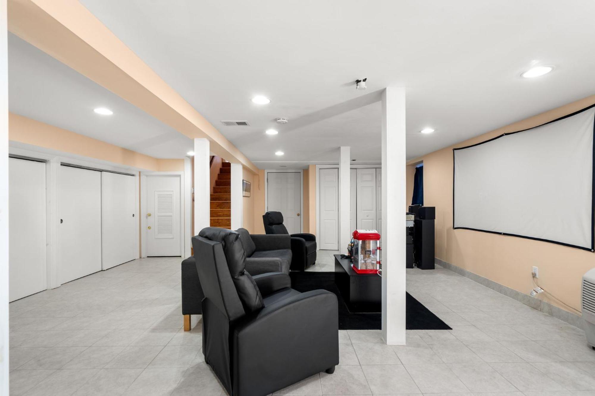 Hot Tub, Electric Bikes, Solo Stove, Projector, Smores * Marblehead
