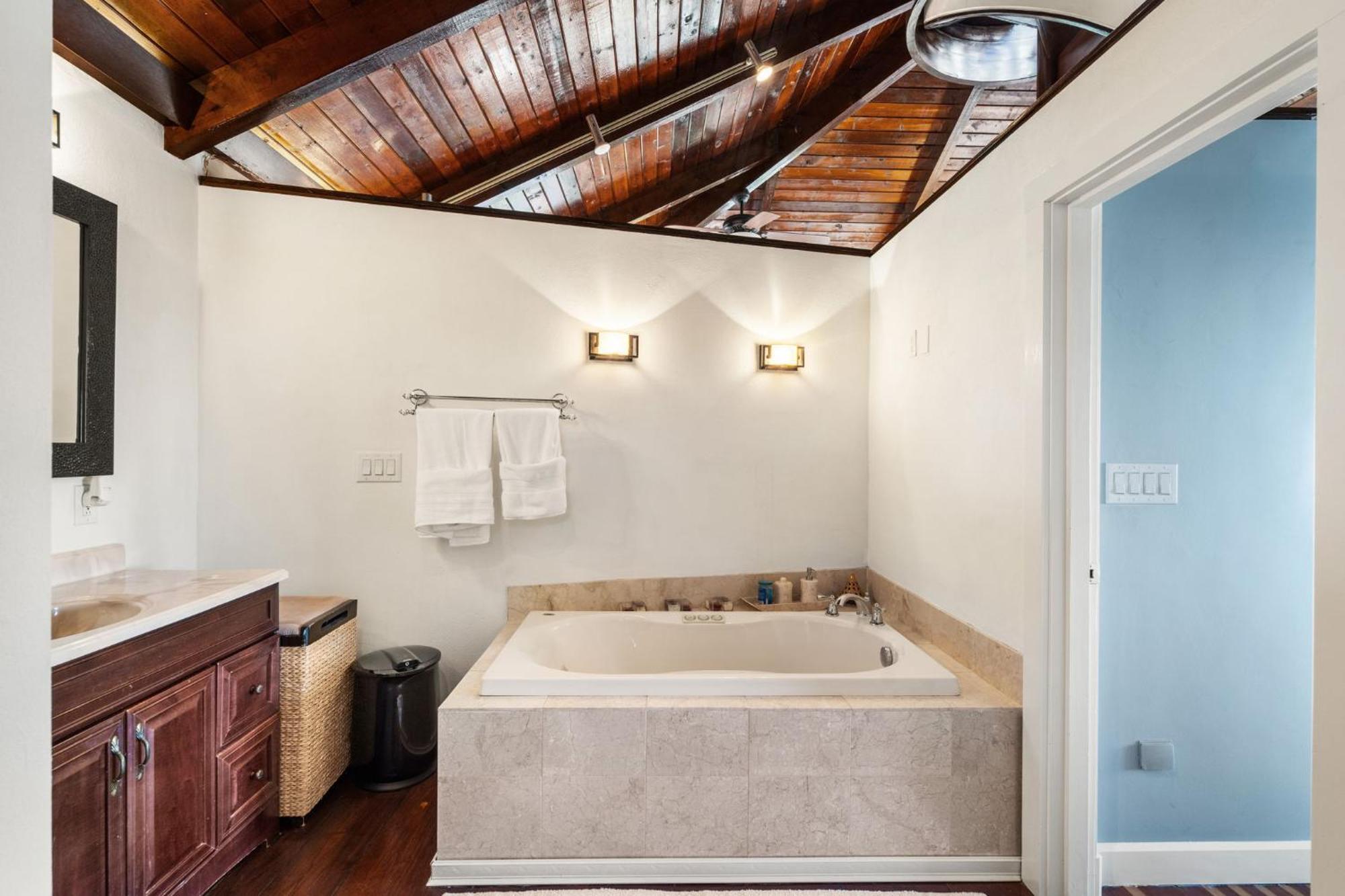 Hot Tub, Electric Bikes, Solo Stove, Projector, Smores Hébergement de vacances